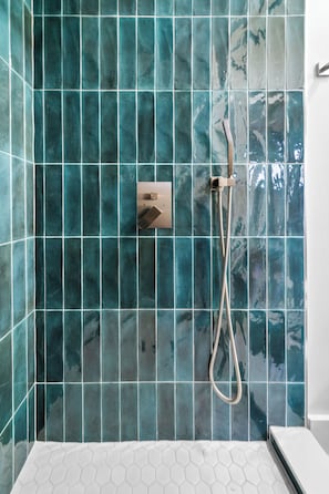 Douche, séchoir à cheveux, bidet, serviettes fournies