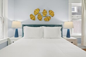 4 habitaciones, escritorio y tabla de planchar con plancha 