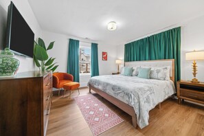 4 habitaciones, escritorio y tabla de planchar con plancha 