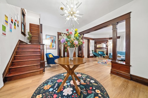 Villa Blanca - Your In-Town Stay in Erie - Fully Equipped 4 Bedroom/2 Bath Home.