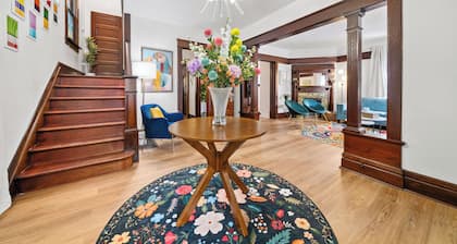 Villa Blanca - Your In-Town Stay in Erie - Fully Equipped 4 Bedroom/2 Bath Home.