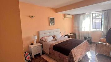 4 slaapkamers, een strijkplank/strijkijzer, gratis wifi, beddengoed