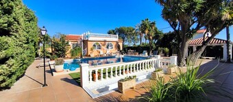 Spanish-style detached villa : Near beach and shops