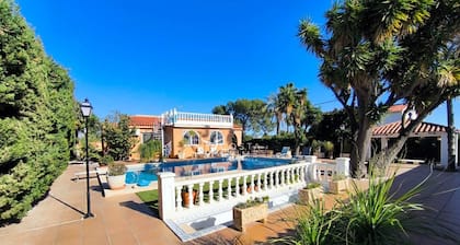 Außergewöhnliche, freistehende, typisch spanische Villa: