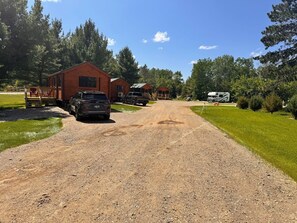 Property grounds - Charming 3-bedroom cabin with WiFi and AC in soothing Ely (Ely)