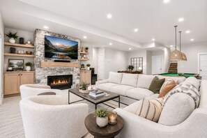 Smart TV y chimenea 