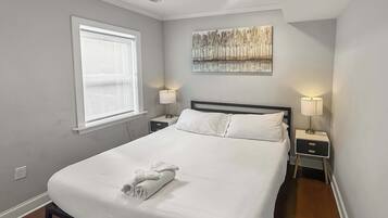 2 bedrooms, desk, Internet, bed sheets