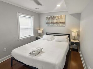 2 多间卧室、办公桌、上网接入、床单