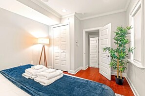 2 bedrooms, desk, Internet, bed sheets