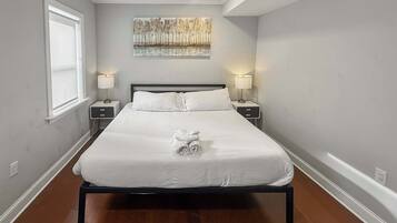 2 bedrooms, desk, internet, bed sheets