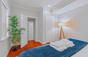 2 bedrooms, desk, Internet, bed sheets