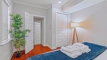 2 bedrooms, desk, Internet, bed sheets