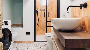 Regadera, secadora de cabello, bidet, toallas