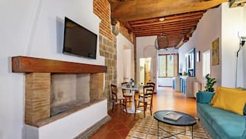 Een smart-tv en boeken