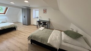 A modern, well-lit room with two beds, a desk, and a window. - Super nice and extremely large apartment approx. 145 m² in a country house in Priorei (Hagen)