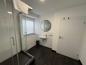 Een douche, een haardroger, handdoeken, toiletpapier