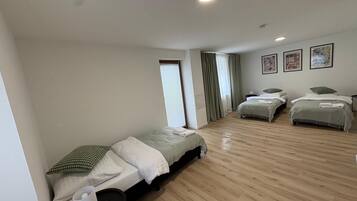 4 habitaciones, tabla de planchar con plancha, wifi y ropa de cama