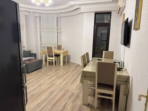 Dining - Coastal 2 Bedrooms, 2 Balcones, AC, Wi-Fi, Sumgait Boulevard Park (Sumqayit)