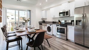 Coffee/tea maker, fridge, microwave, oven - Relax in Spacious 4BR Townhouse Sleeps 9 with WiFi (Los Angeles)
