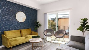 TV - Relax in Spacious 4BR Townhouse Sleeps 9 with WiFi (Los Angeles)