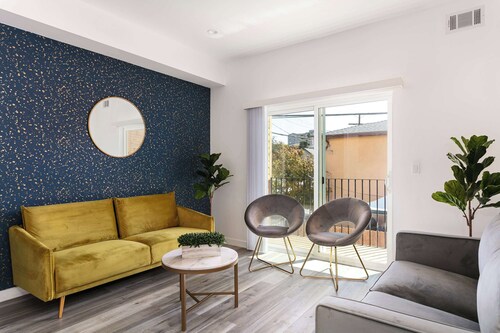 Relax in Spacious 4BR Townhouse Sleeps 8 with WiFi