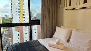 Apartamento design | Roupas de cama antialérgicas, espaço de trabalho para notebook