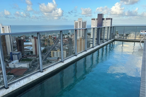 Piscina externa, funciona das 6h às 22h, guarda-sóis, espreguiçadeiras