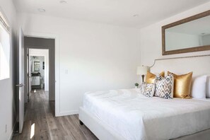4 bedrooms, iron/ironing board, WiFi, bed sheets - Spacious 4BR Townhouse with Free Parking, Near DTLA! (Los Angeles)