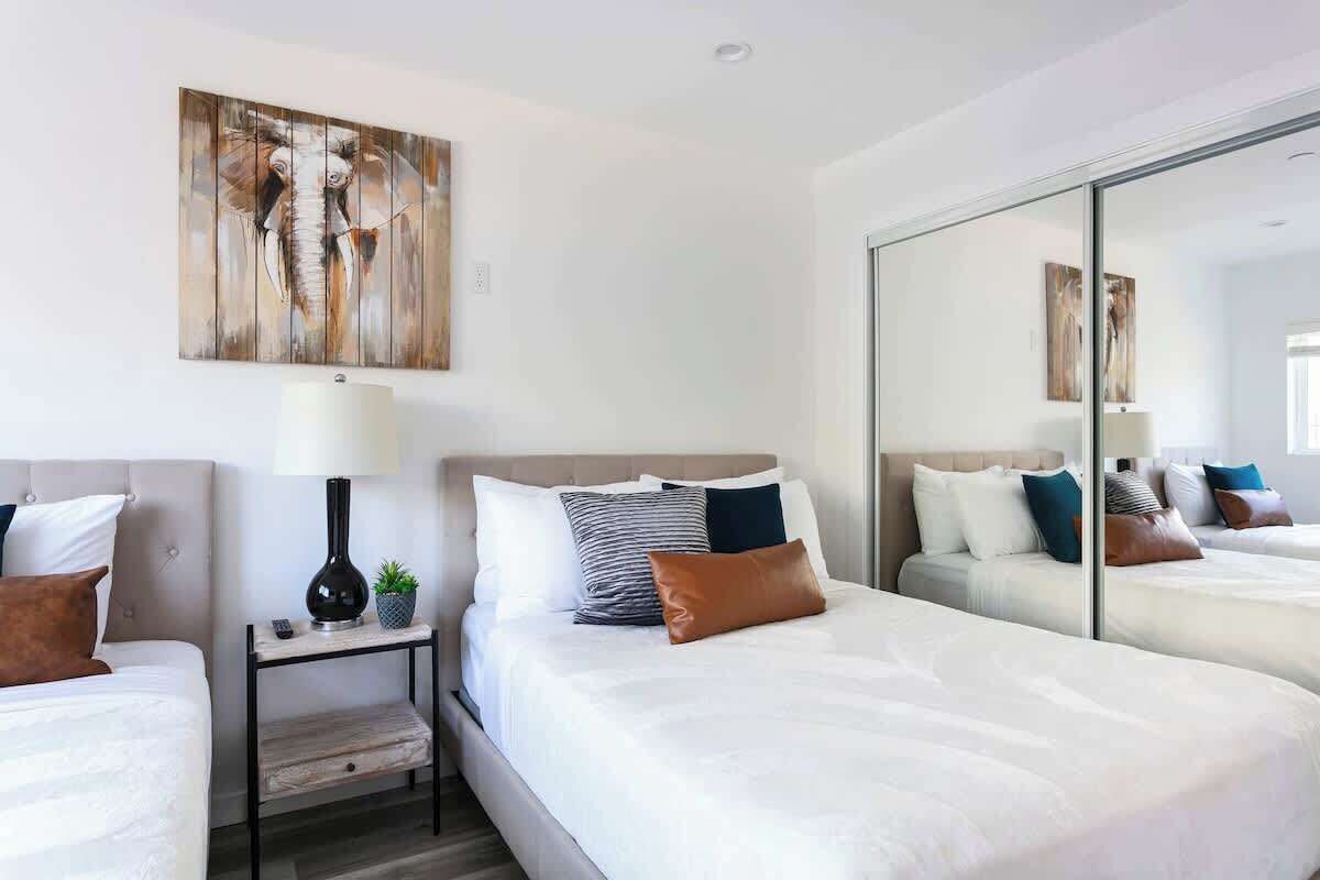 4 bedrooms, iron/ironing board, WiFi, bed sheets