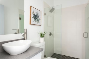 Dusche, Haartrockner, Handtücher, Shampoo