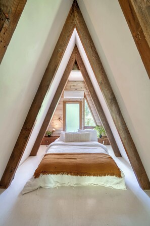 2 bedrooms, iron/ironing board, travel crib, WiFi - Modern A-Frame - Hot Tub - Forest Escape (Rhododendron)