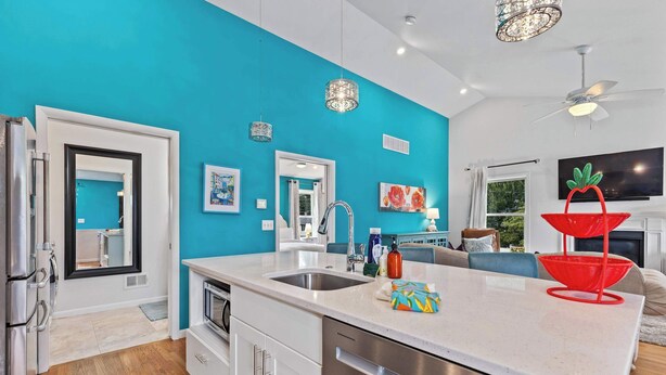 Coffee/tea maker, fridge, microwave, oven - Pool Loft Suite | Bay Access & Beach Passes (Annapolis)