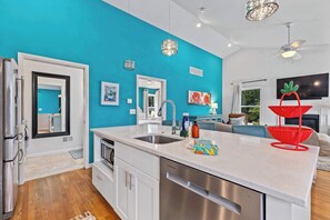 Coffee/tea maker, fridge, microwave, oven - Pool Loft Suite | Bay Access & Beach Passes (Annapolis)
