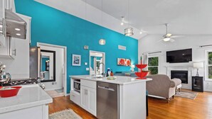 Coffee/tea maker, fridge, microwave, oven - Pool Loft Suite | Bay Access & Beach Passes (Annapolis)