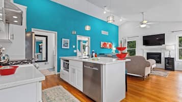 Geladeira, micro-ondas, fogão, cooktop