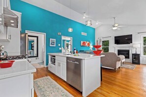 Refrigerador, microondas, horno, placa de cocina