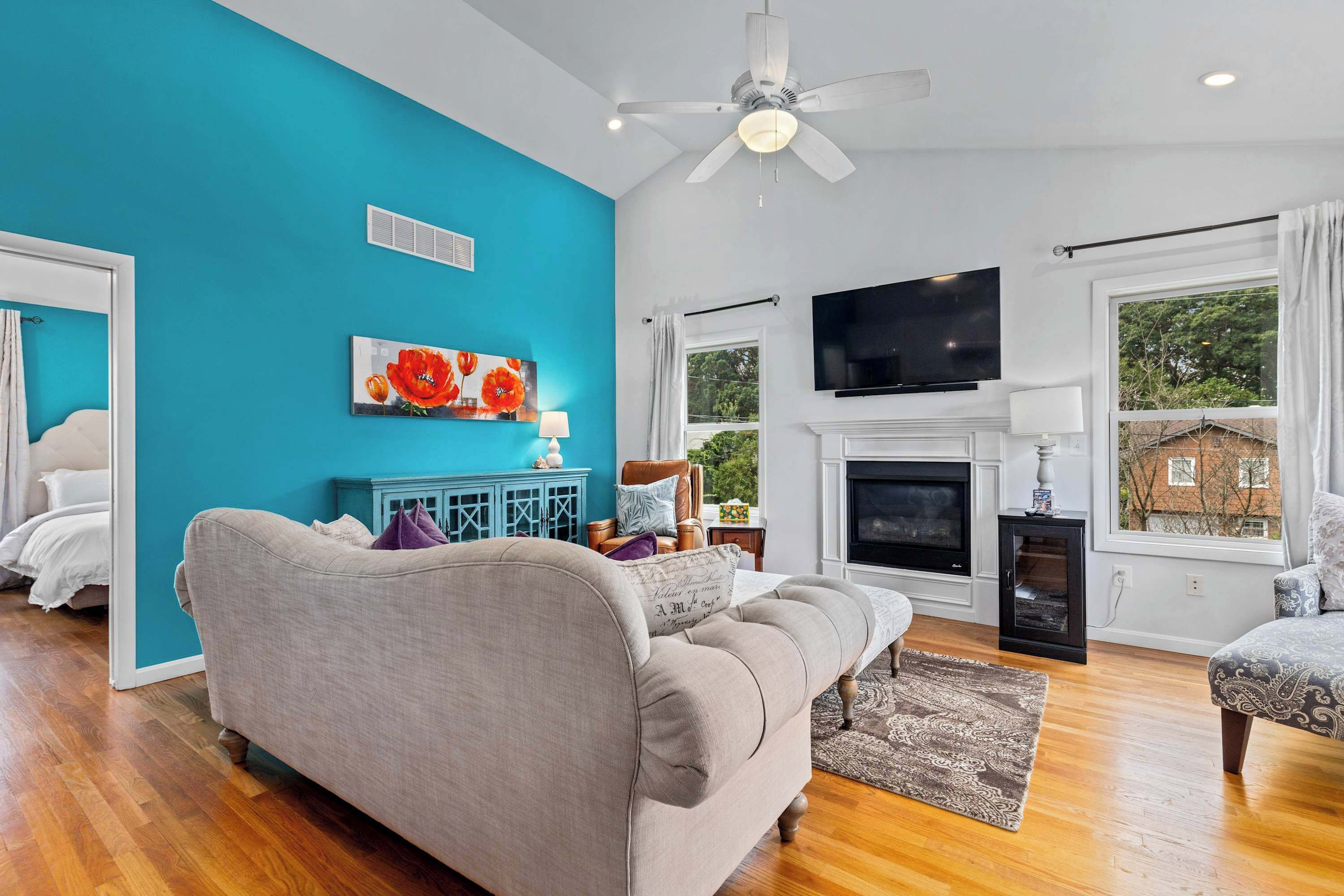 Televisión y chimenea 