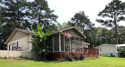 Great Place with a Lake View!