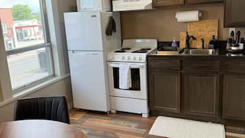 雪櫃、微波爐、焗爐、爐具