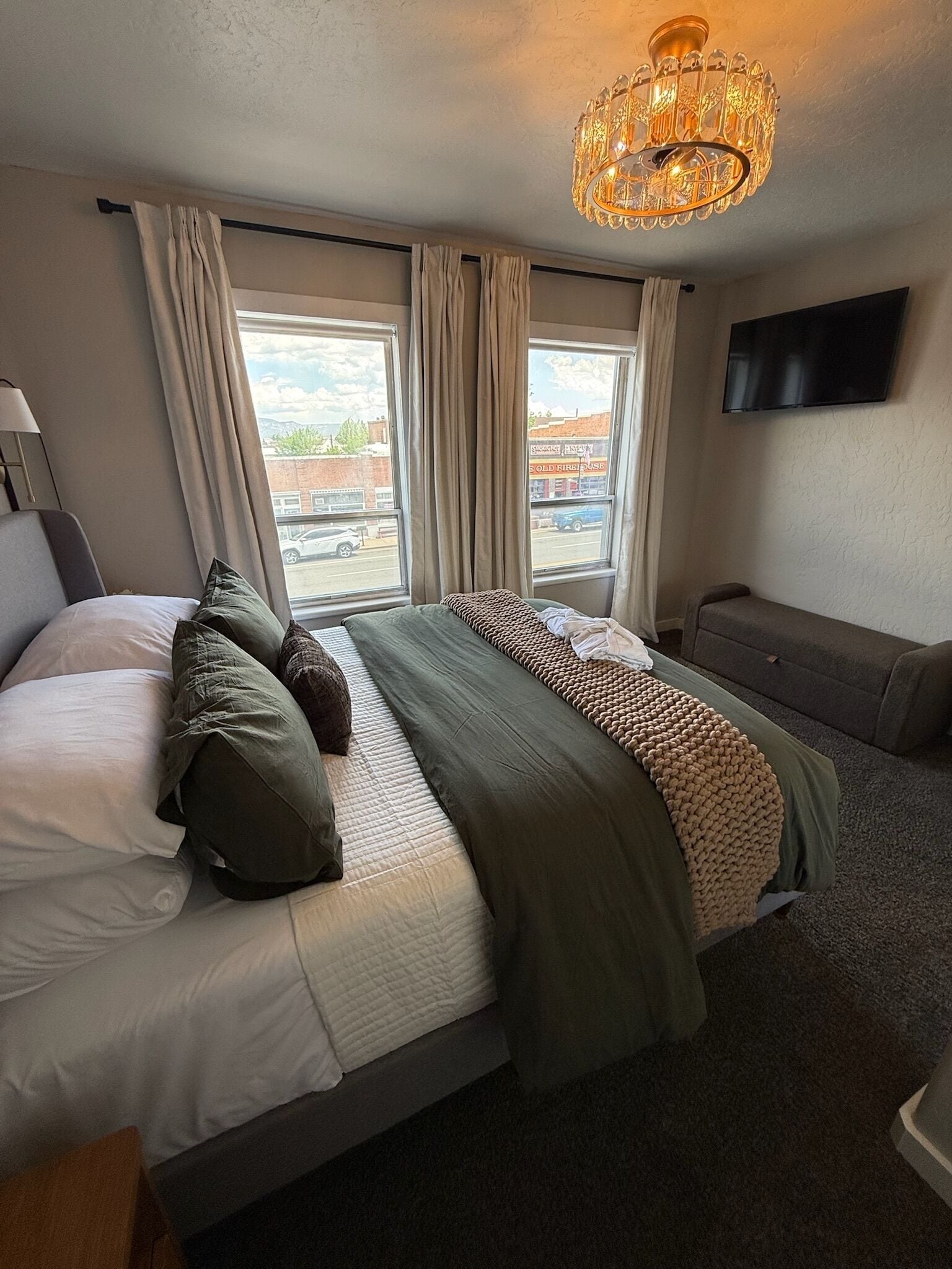 2 slaapkamers, een bureau, een strijkplank/strijkijzer, reisbedje