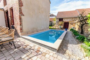 Een buitenzwembad en een verwarmd zwembad