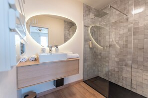 Een douche, een haardroger, handdoeken, toiletpapier