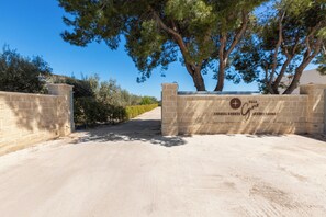 المنطقة المحيطة بالمنشأة