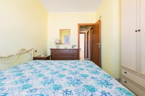 2 bedrooms, internet, bed sheets