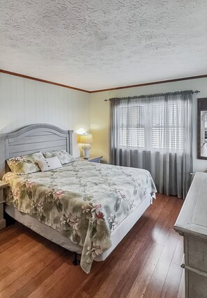 2 bedrooms, iron/ironing board, travel cot, free WiFi - "Beach, Please!" – Steps to the Sand, Views for Days! North Myrtle Beach (North Myrtle Beach)