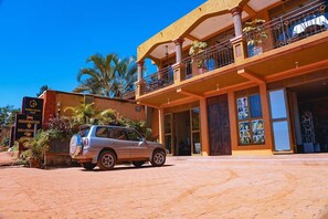 Exterior - Golden Quest Hotel Entebbe (Entebbe)