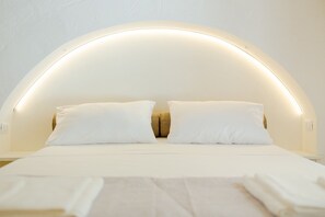 3 bedrooms, free WiFi - Modern high end villa with pool 2km from sea (Torre Vado)