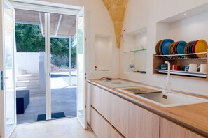 Jääkaappi, mikroaaltouuni, uuni, astianpesukone