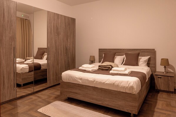 3 bedrooms, iron/ironing board, WiFi, bed sheets