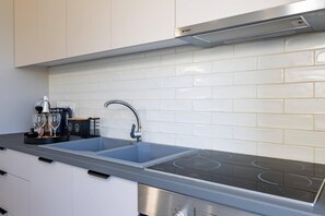 Geladeira, fogão, cooktop, cafeteira/chaleira